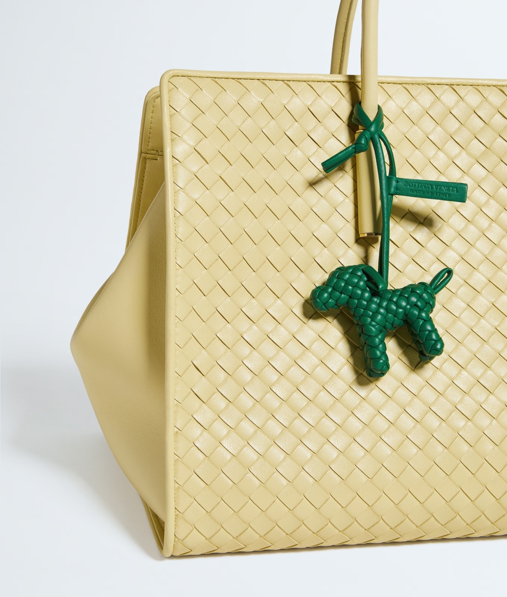 把柔軟的Nappa皮革編織成小狗造型