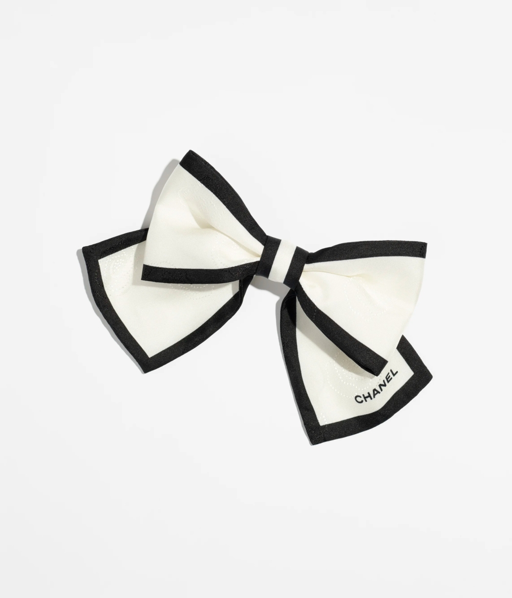 最吸睛的是撞色滾邊設計與細緻的山茶花提花隱紋