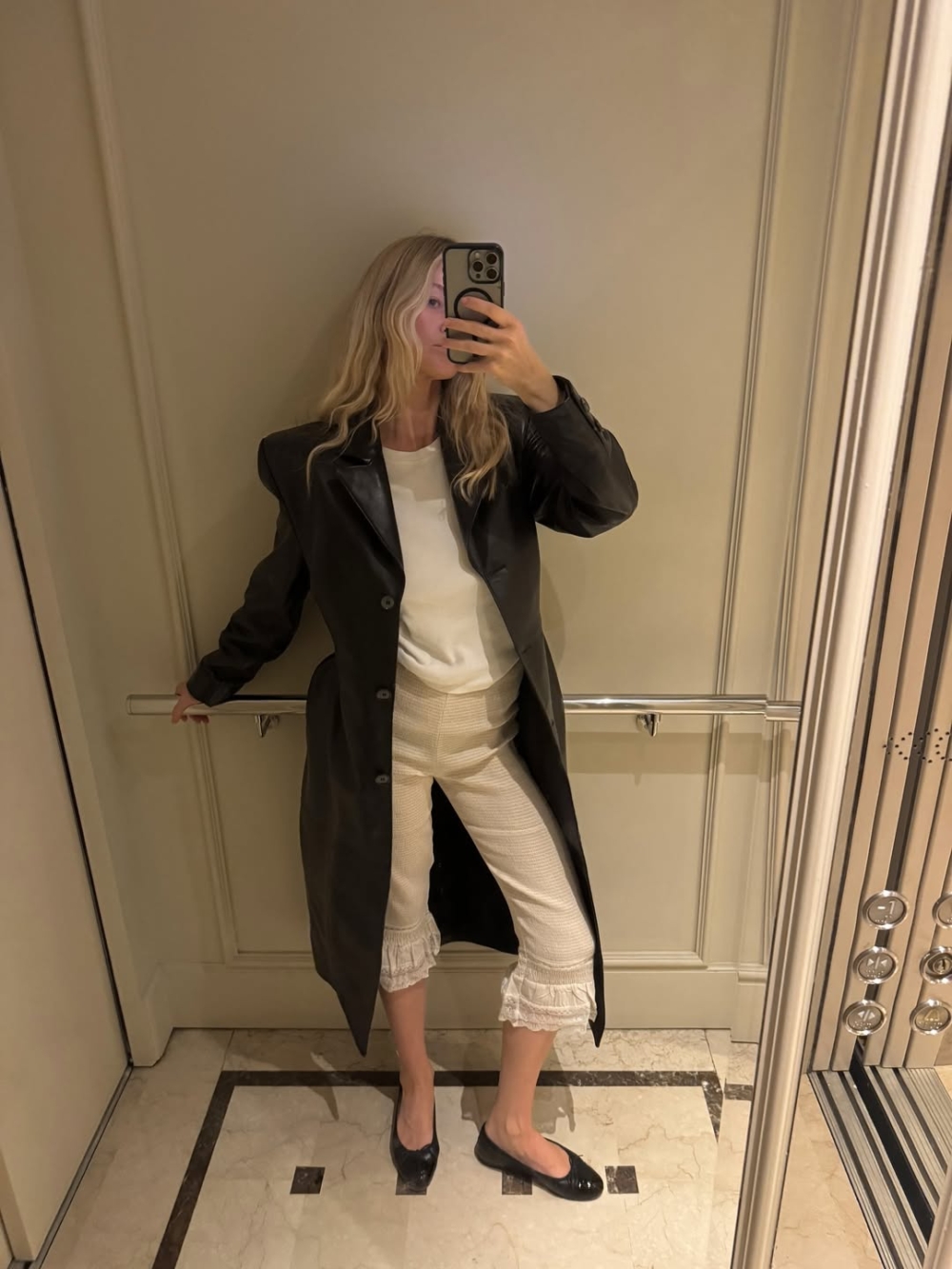 高跟鞋可以自然拉長腿部線條，而尖頭鞋或低跟穆勒鞋則能延伸視覺比例