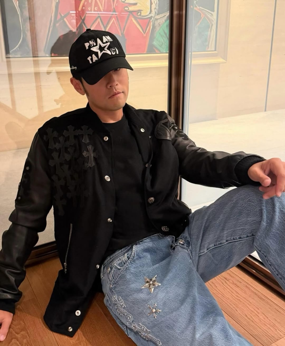 周杰倫身上那條看似普通的刷色牛仔褲，是Chrome Hearts坎城限定款