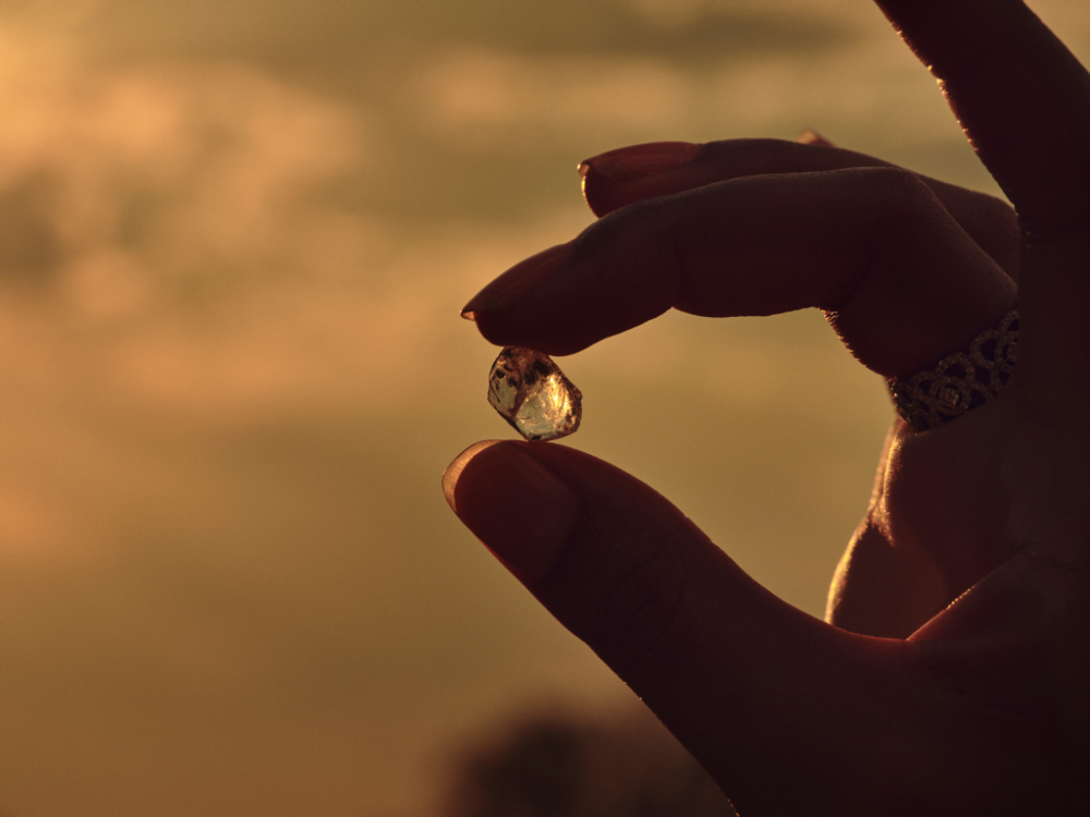 天然鑽石不只是單純的飾品，更是女性生活中的儀式感載體。