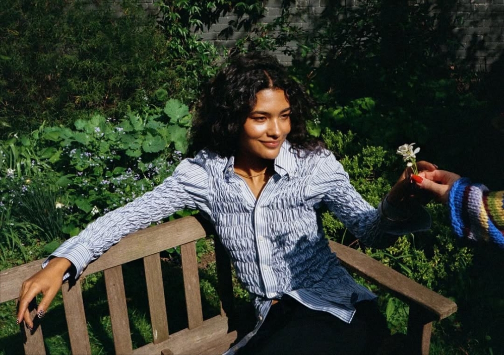 她健康、富有生命力且真誠的形象，正是當代時尚界最渴求的「氧氣感」