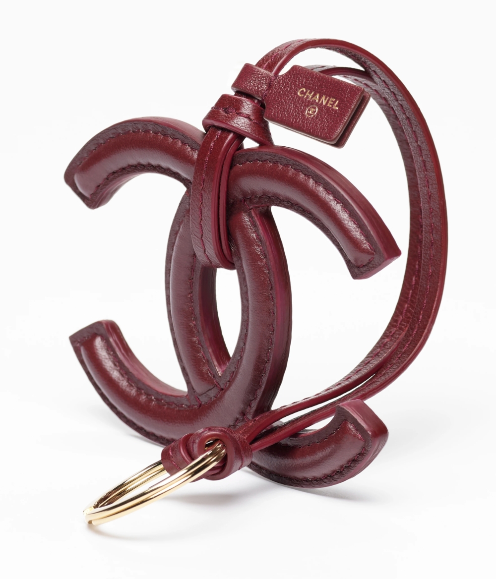 將原本精緻的飾品轉化為極具視覺張力的大尺寸配件