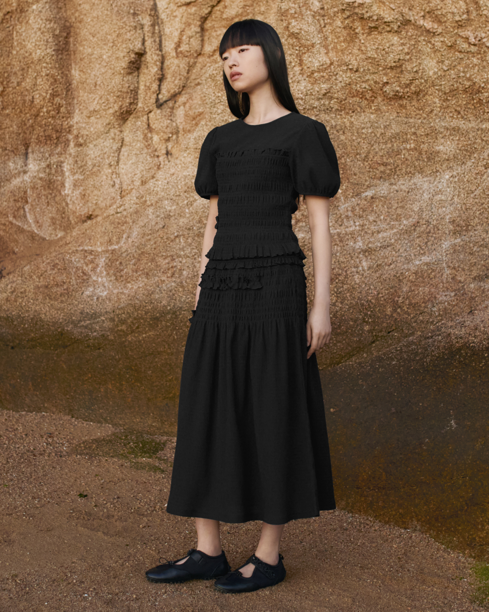 立體而有結構性的剪裁、結合標誌性的花卉圖騰、荷葉邊、立體雕花與抓皺設計展現仙氣輪廓