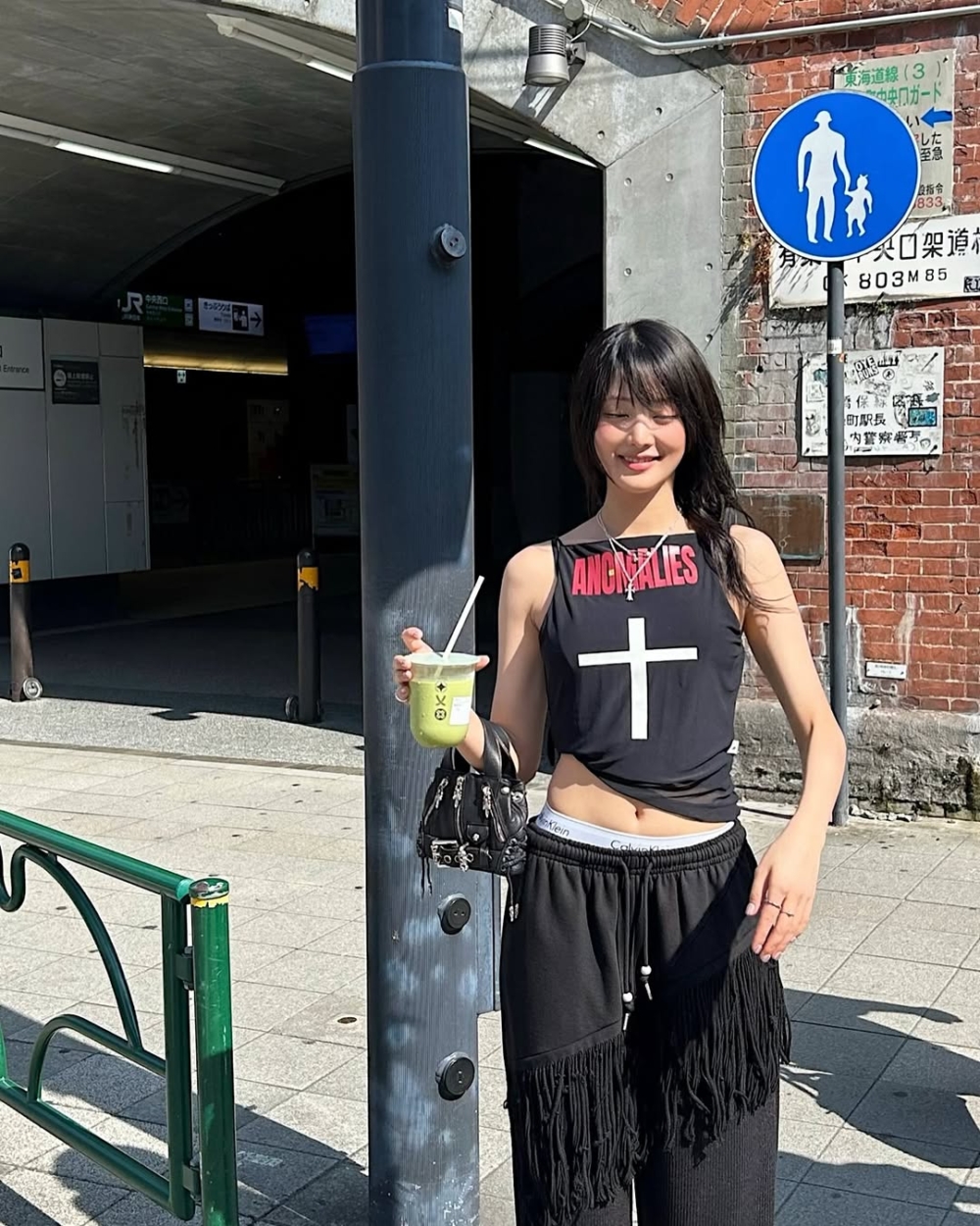 透過微微下拉褲腰，露出內褲頭的Logo或色塊，打造不經意的街頭感