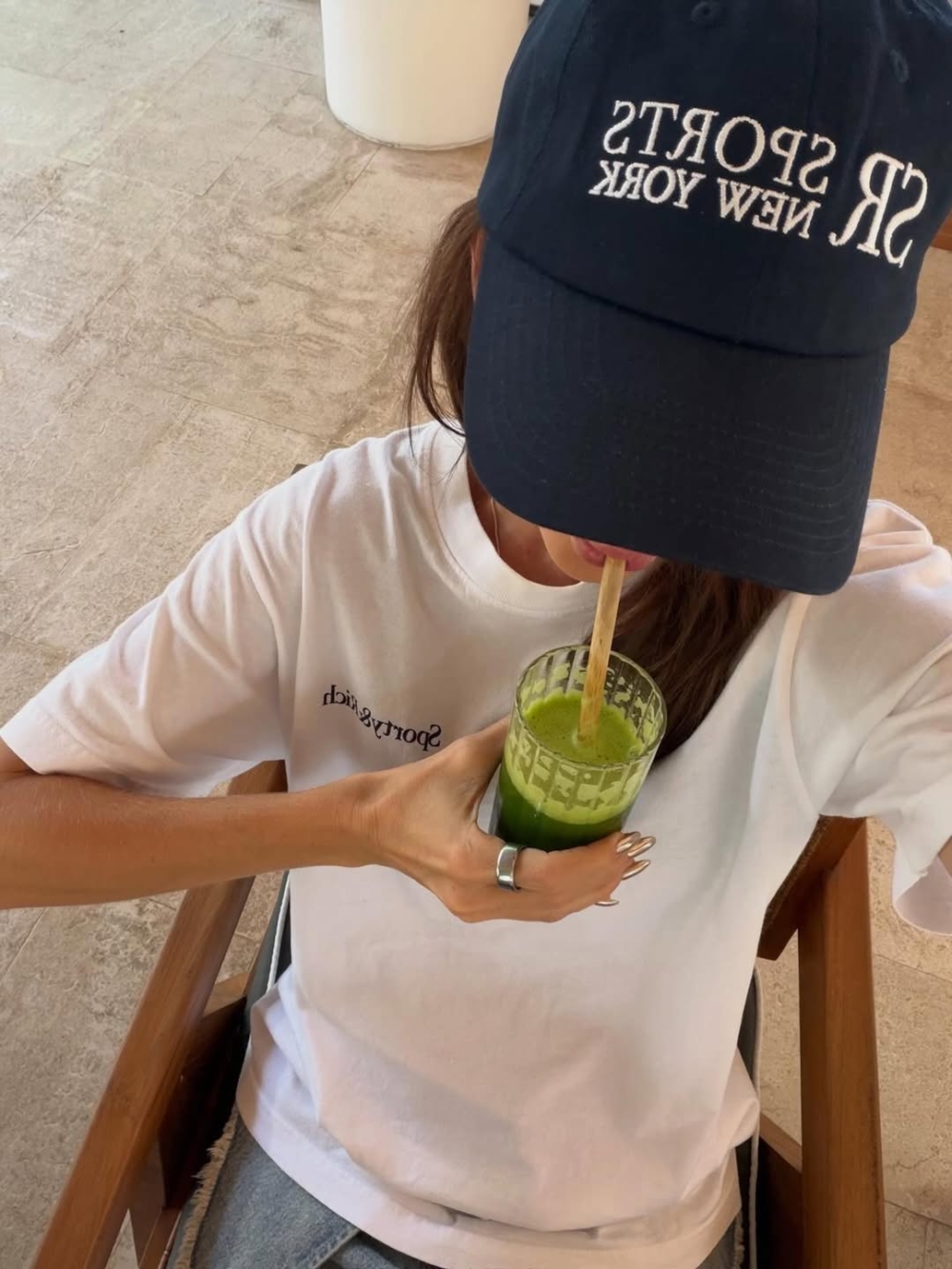 在Emily眼中，21世紀的奢侈是 「早起做瑜珈、喝綠拿鐵、擁有發光的皮膚」