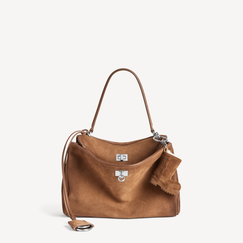 靴口與內裡點綴了柔軟蓬鬆的羊羔毛，將極地雪靴的笨拙可愛感完美濃縮在手掌大小之中