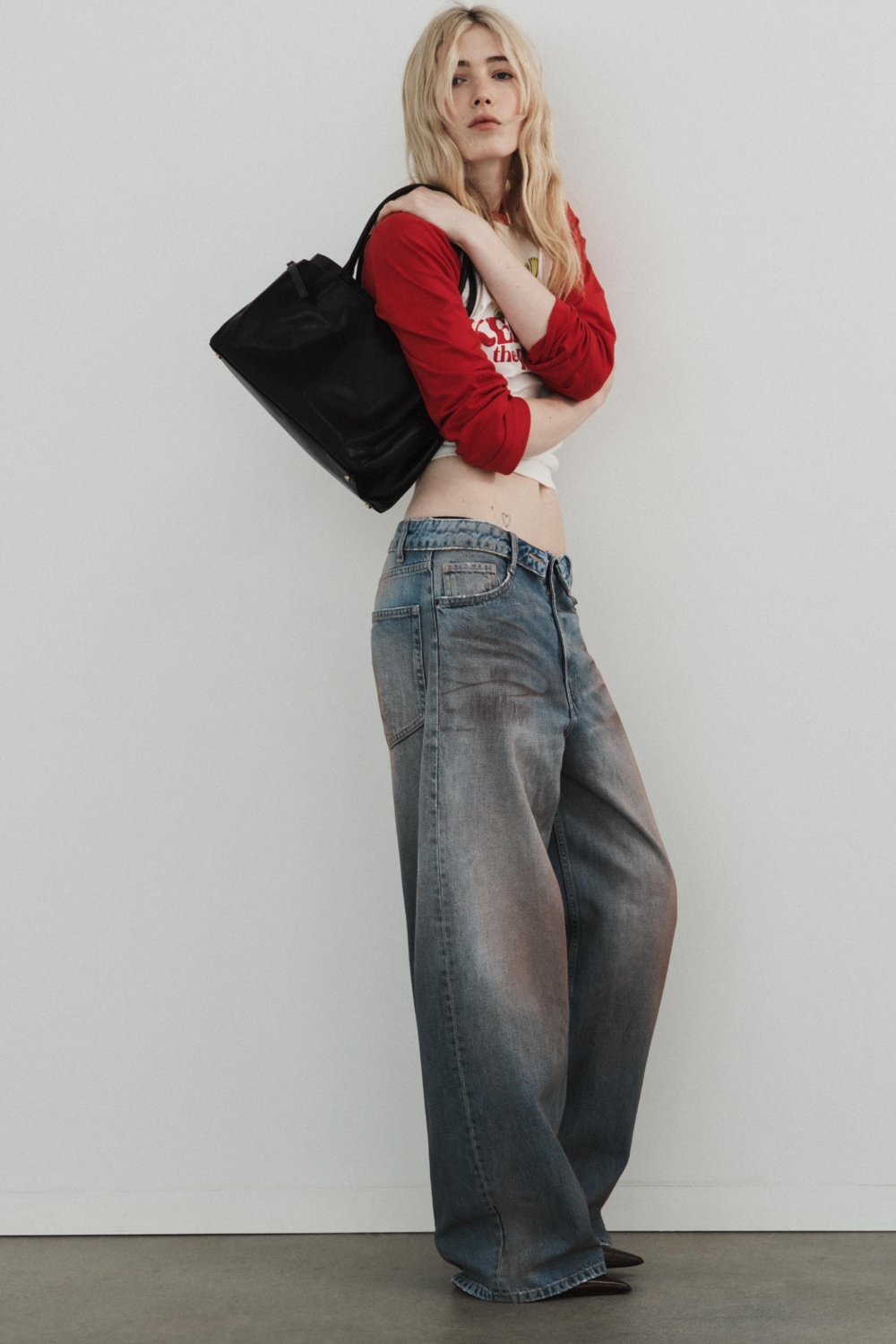 比起直接露出內褲，現在還有一種做法是「翻出來給你看」