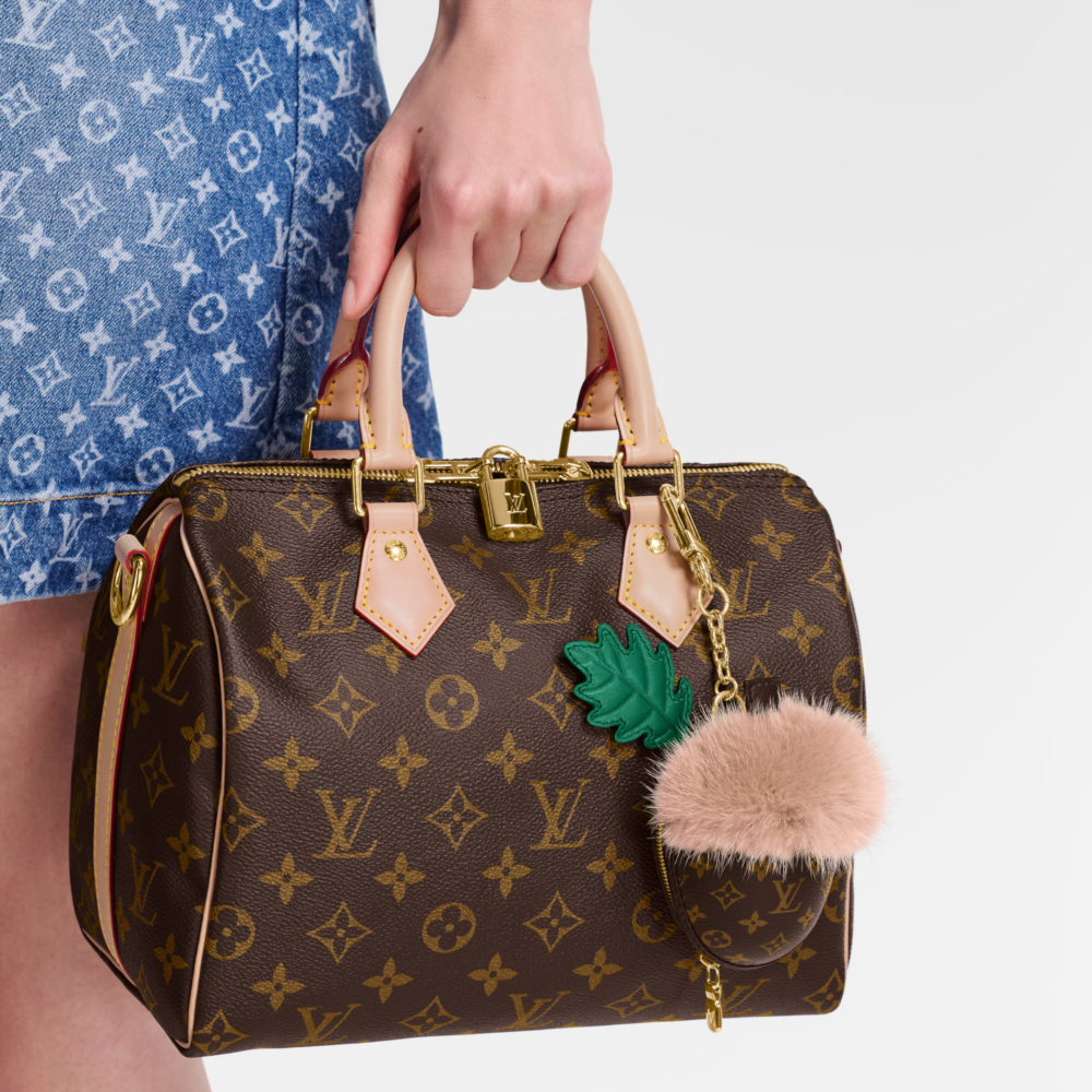 透過LV的Monogram設計與皮革拼接，變成一個精緻的小型收納吊飾