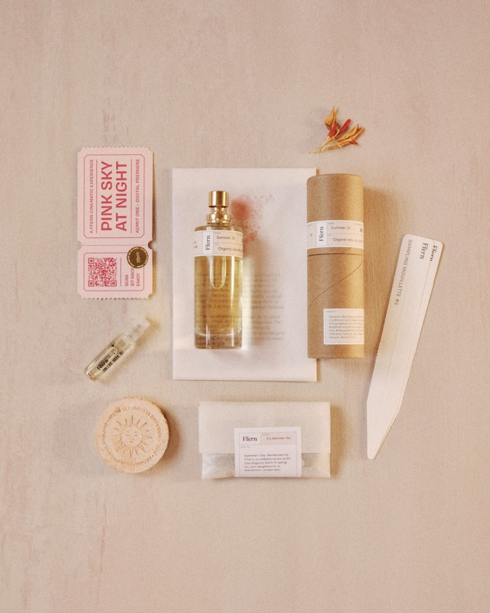 Ffern深知盲買香水的風險，因此附贈一個同款2ml小樣和一塊陶製擴香片