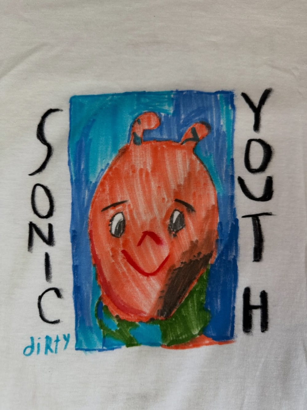 他把怪獸、角色與想像中的圖像畫在紙上，使用的是非常直接的線條與色彩