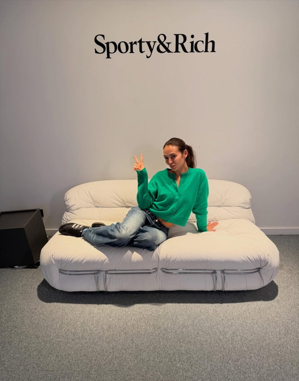 在過度包裝的世界裡，她的真實與個性顯得格外突出