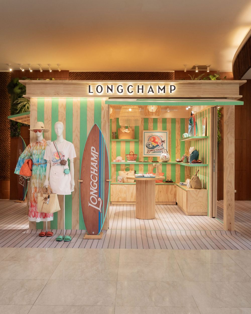 Longchamp也同步於墾丁凱撒大飯店打造夏日限定快閃店