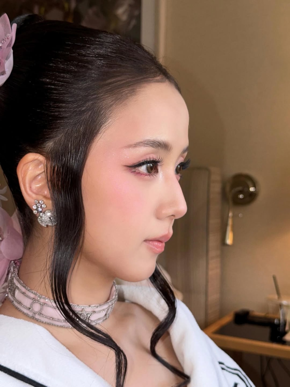 Pony在打造底妝時，核心在於還原原生肌膚的光澤與立體陰影