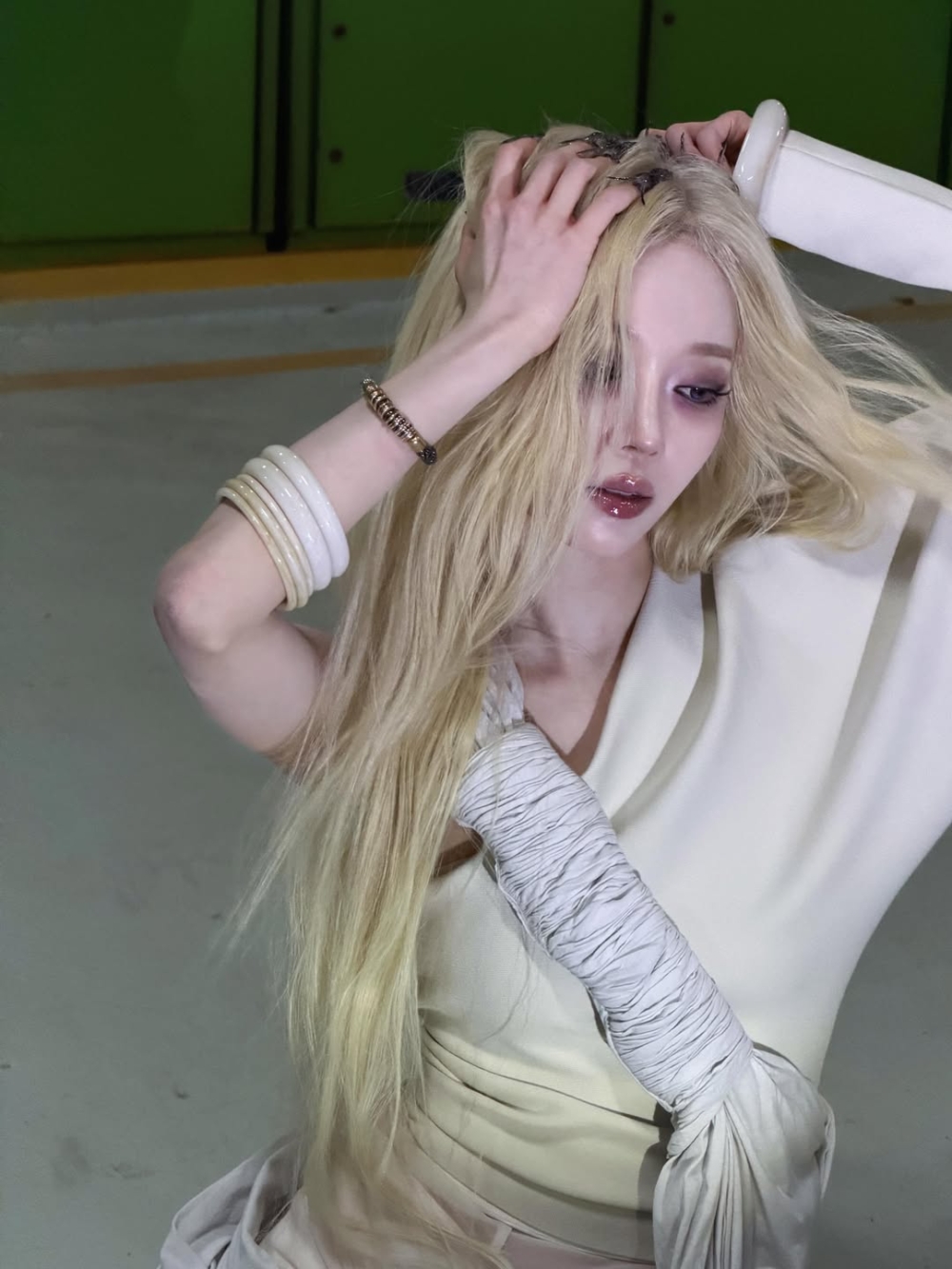 結合了歐美Tired Girl頹廢感與韓系精緻度的「病感破碎妝」