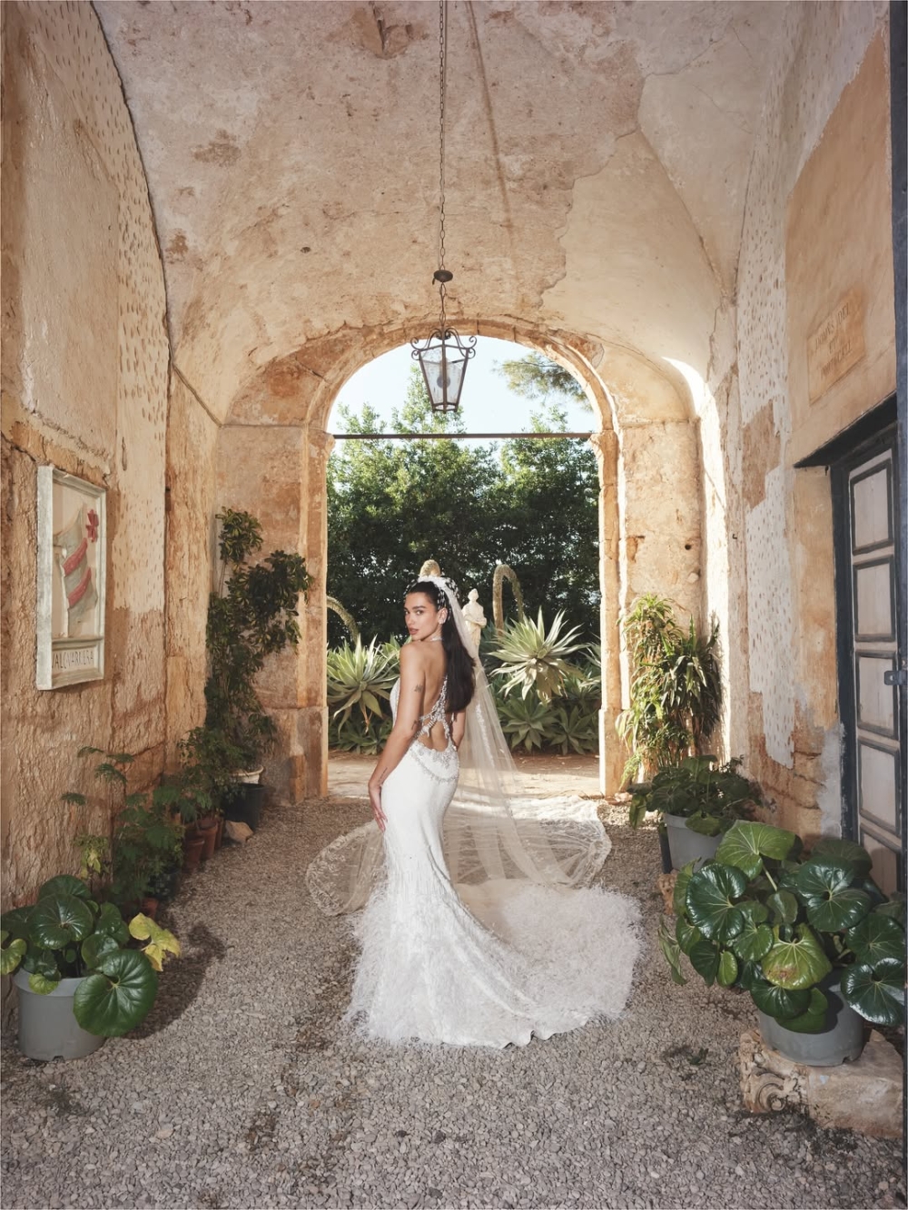 Dua Lipa的婚紗某種程度上也延續了這樣的理念