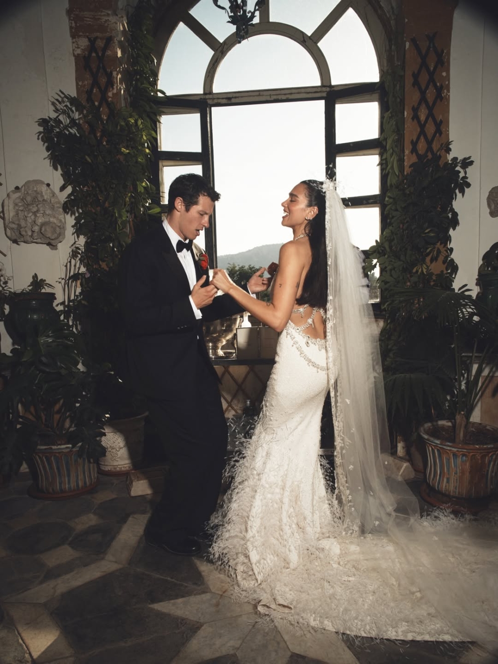 對Dua Lipa而言，這件婚紗見證了人生中最重要的時刻之一