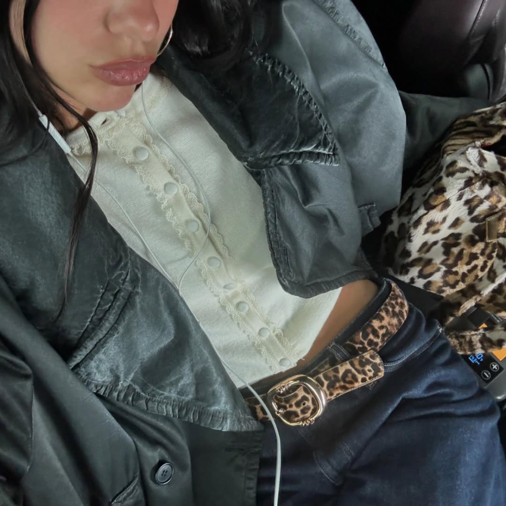 她利用這些自帶野性張力的圖騰，向世界宣告她骨子裡那股拒絕被馴服的時尚靈魂