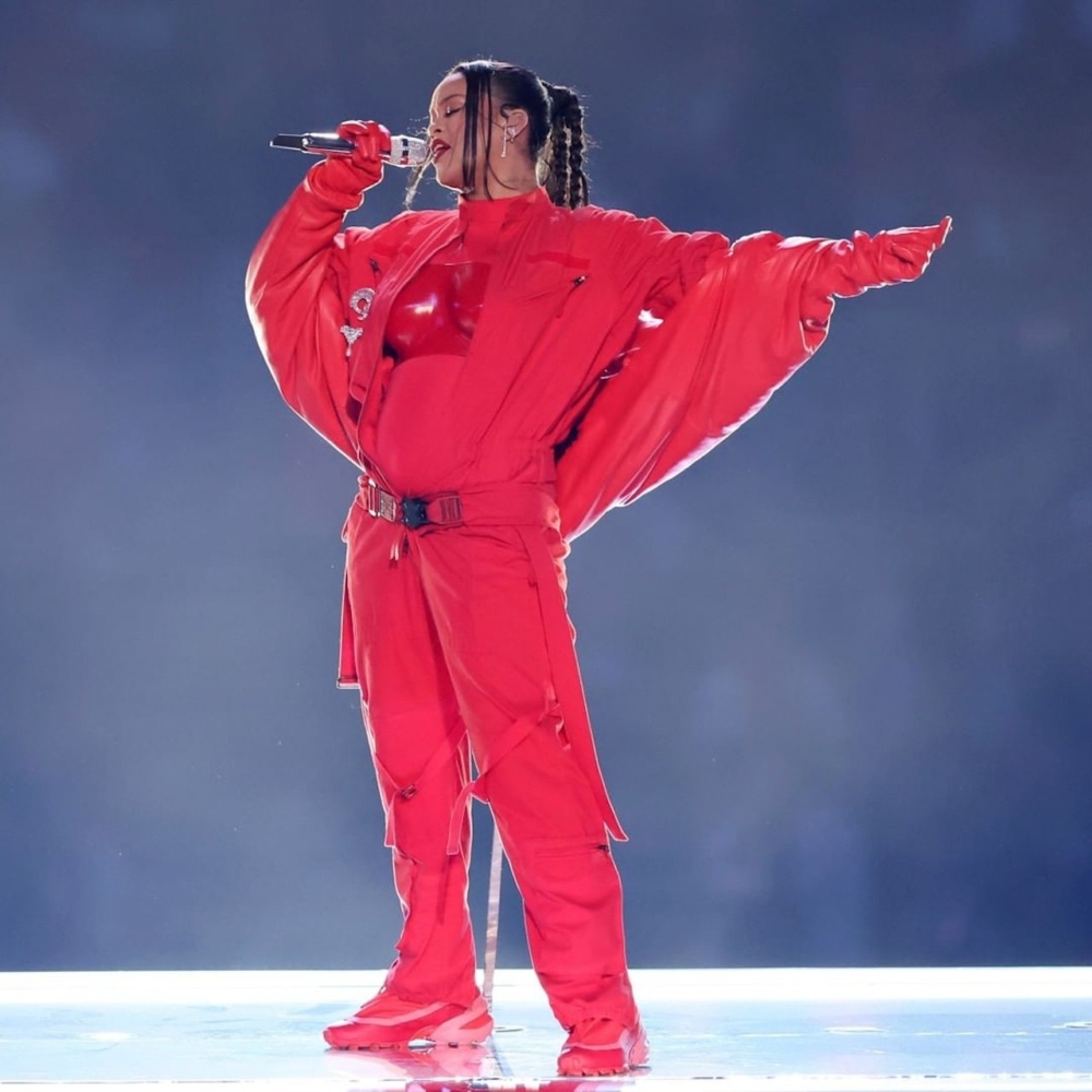 Rihanna在超級杯中場秀上的驚艷一踩