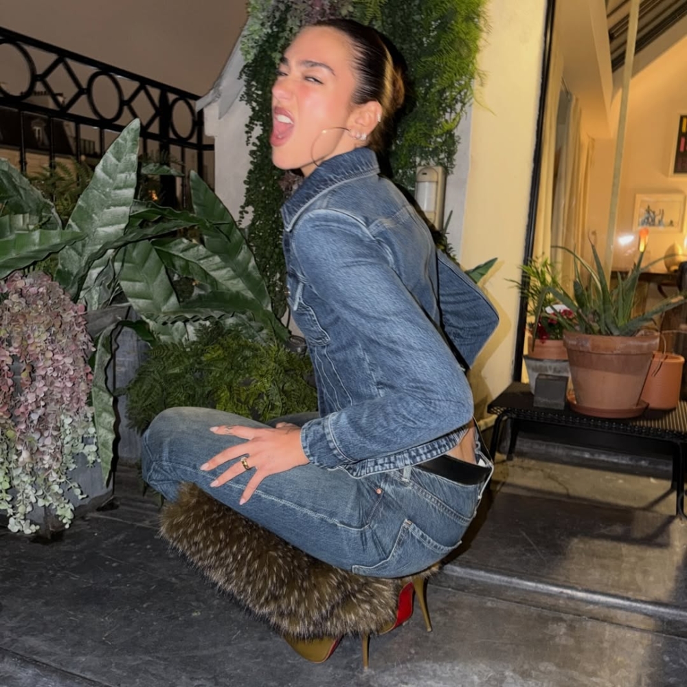 她最經典的穿搭公式就是Denim on Denim