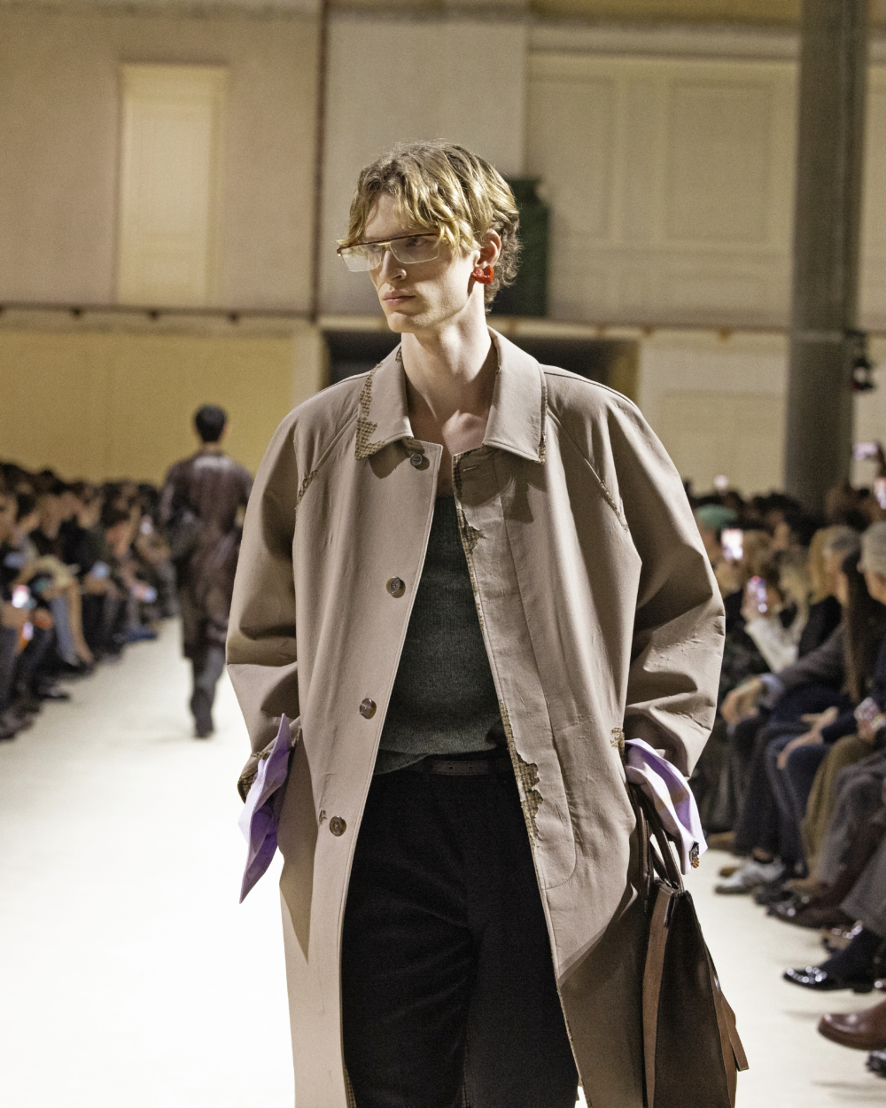 PRADA 2026秋冬男裝系列中，創意總監們卻親手打破了這種「過度精緻」