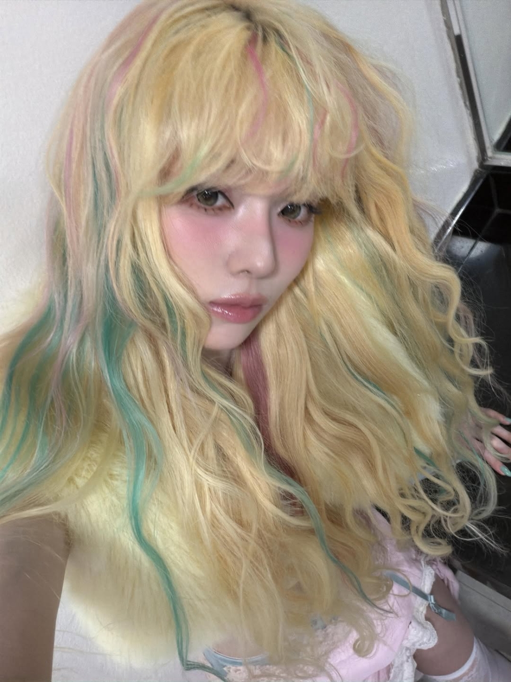 Winter這次成功將Y2K復古與未來感AI畫風完美融合