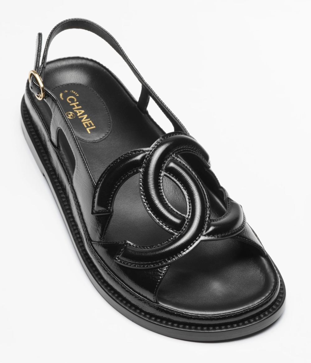 CHANEL將品牌最具代表性的雙C Logo放大演繹