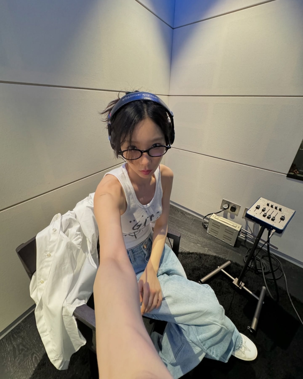 最經典的白色T恤搭配直筒牛仔褲，就是Frugal Chic最具代表性的組合