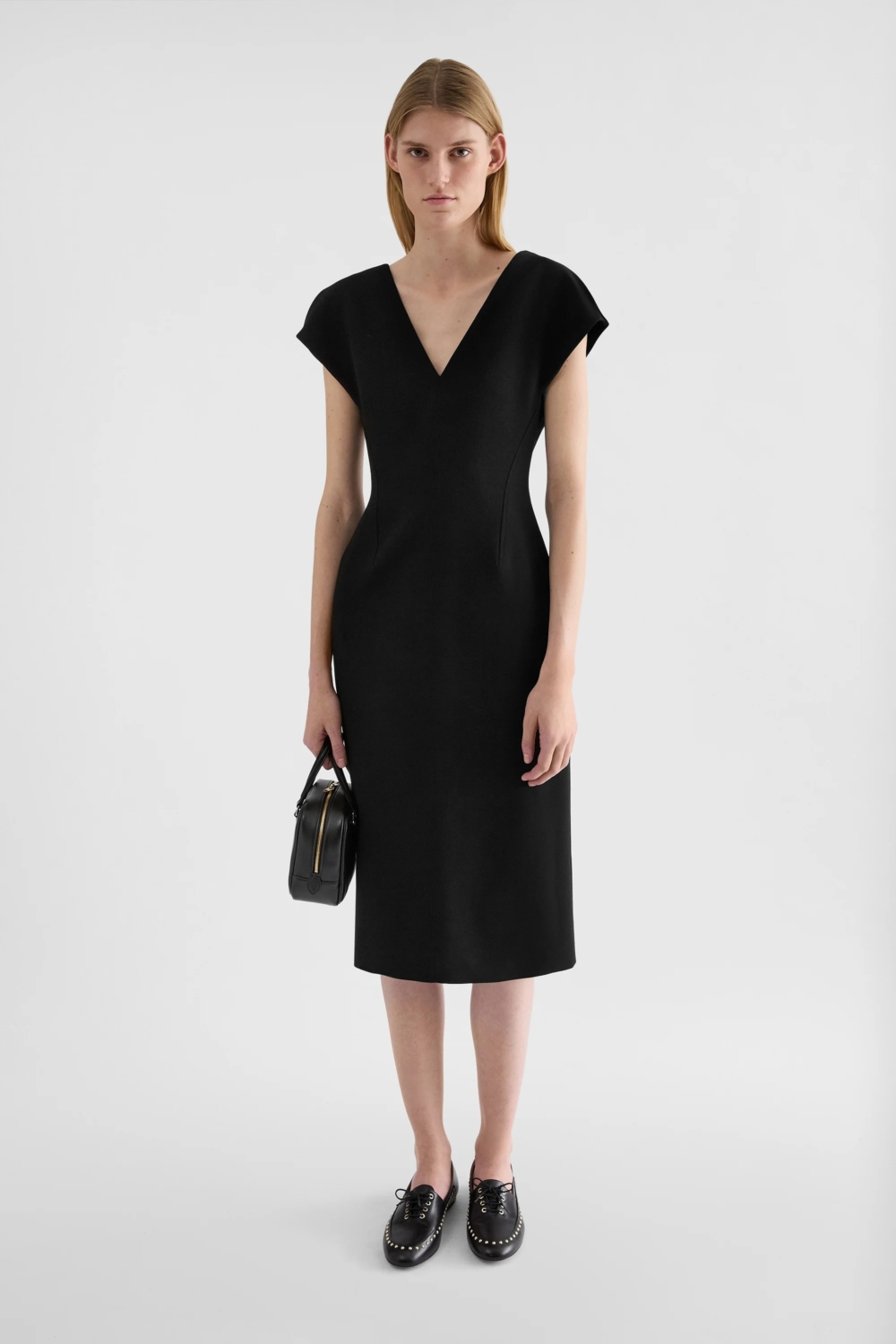Abito con scollo a V in lana sablé，約HK$18,683／約NT$76,500