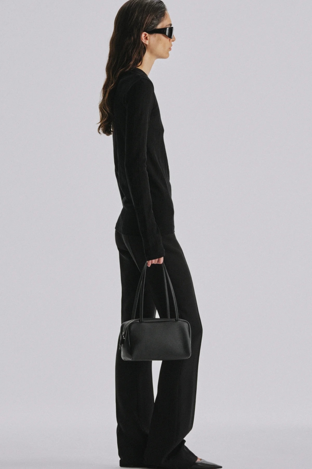 Jennie這次在哥本哈根私服背上的，就是The Row近年最受矚目的新作Astra Bag