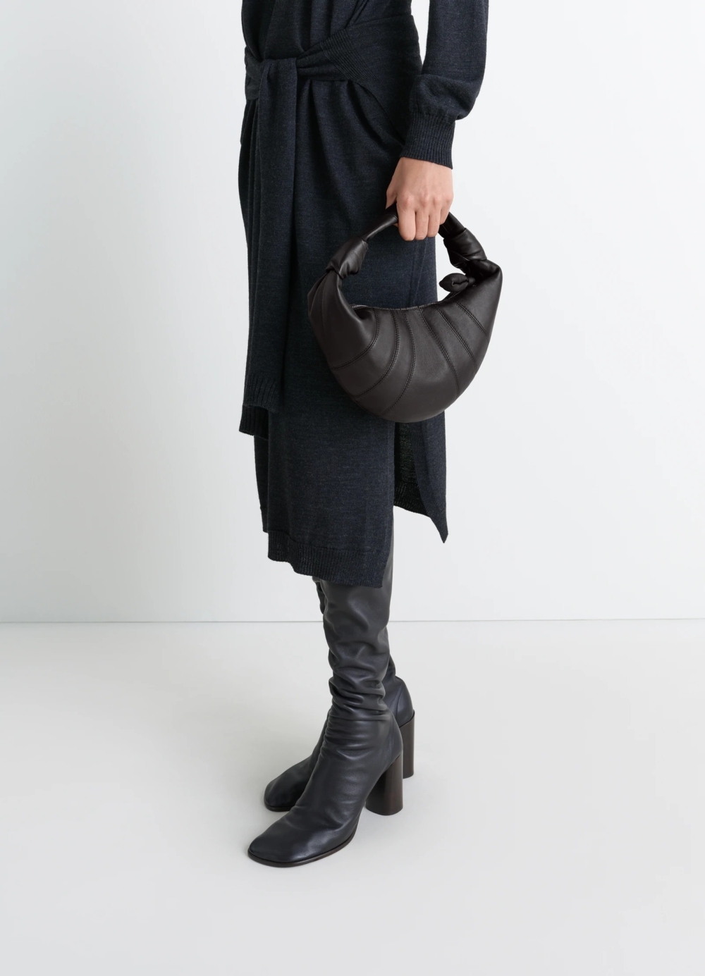 MINI FORTUNE CROISSANT BAG IN LEATHER，HK$8,800／NT$ 34,280