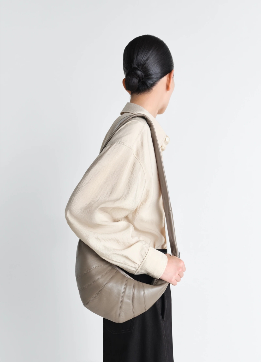 SMALL CROISSANT BAG IN LEATHER，HK$11,200／NT$ 42,980