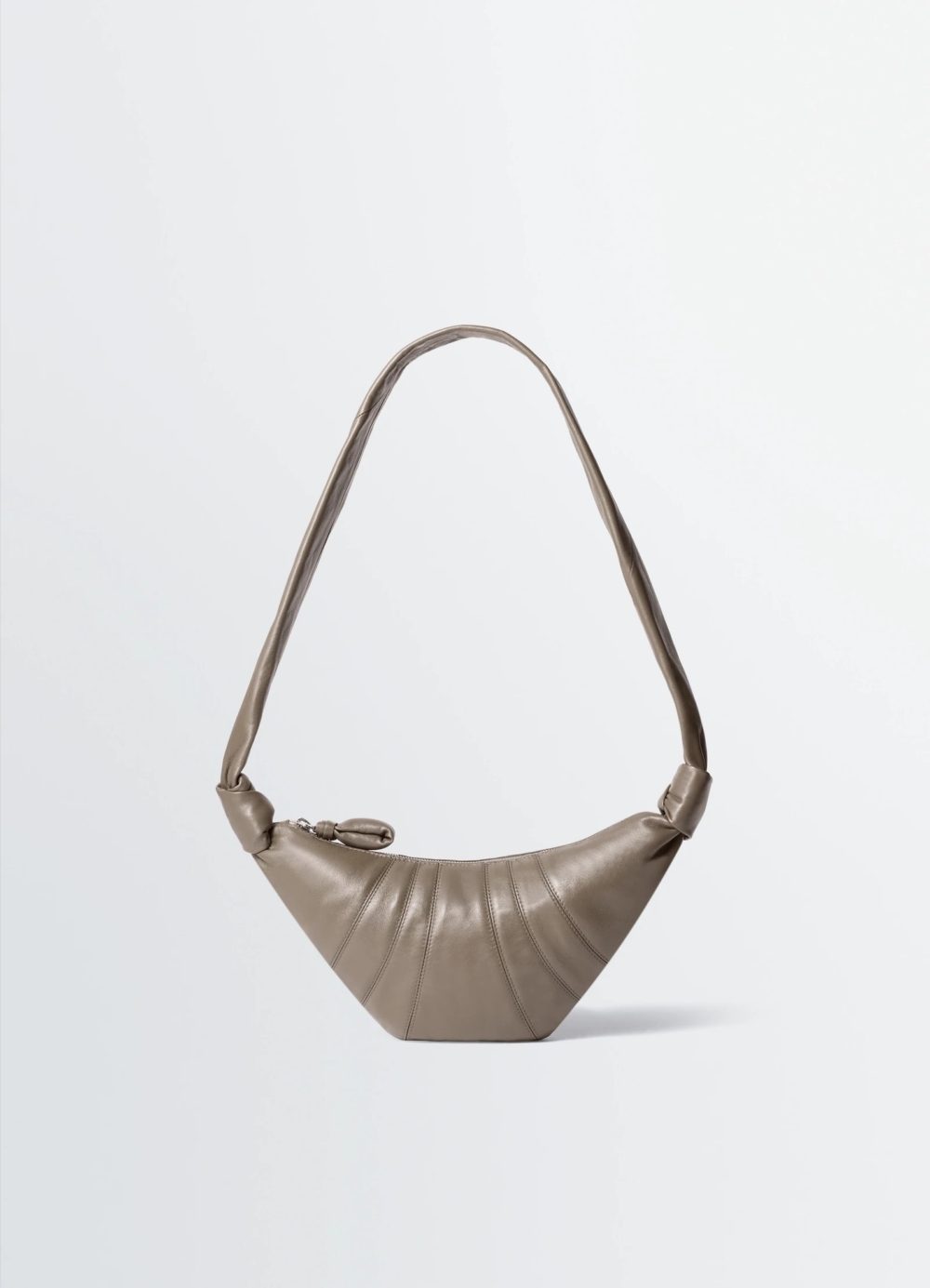 SMALL CROISSANT BAG IN LEATHER，HK$11,200／NT$ 42,980