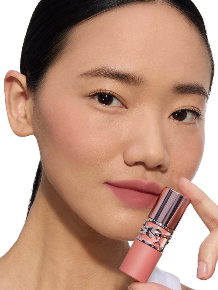YSL日本7月推出的Love Nude 唇釉上唇時是輕盈奶霜感