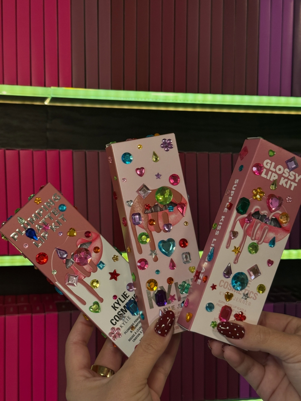 Kylie的貼鑽熱潮甚至延伸到她自己的美妝品牌