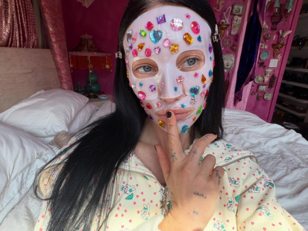 於是蝴蝶、亮片、彩色寶石、珍珠與各種可愛裝飾重新受到喜愛，審美開始從克制走向更加自由的Maximalism