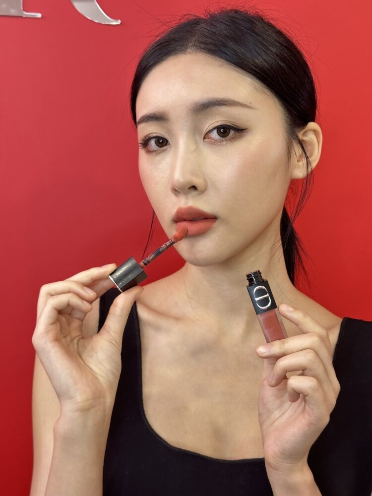 搭配乾淨底妝與簡單眼妝時，一抹高顯色唇色就能直接成為整張臉的視覺焦點