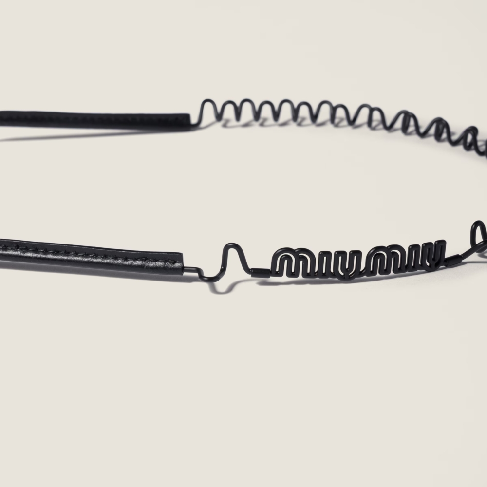 金屬及皮革頭帶Metal and leather headband，HK$3,900／NT$15,700