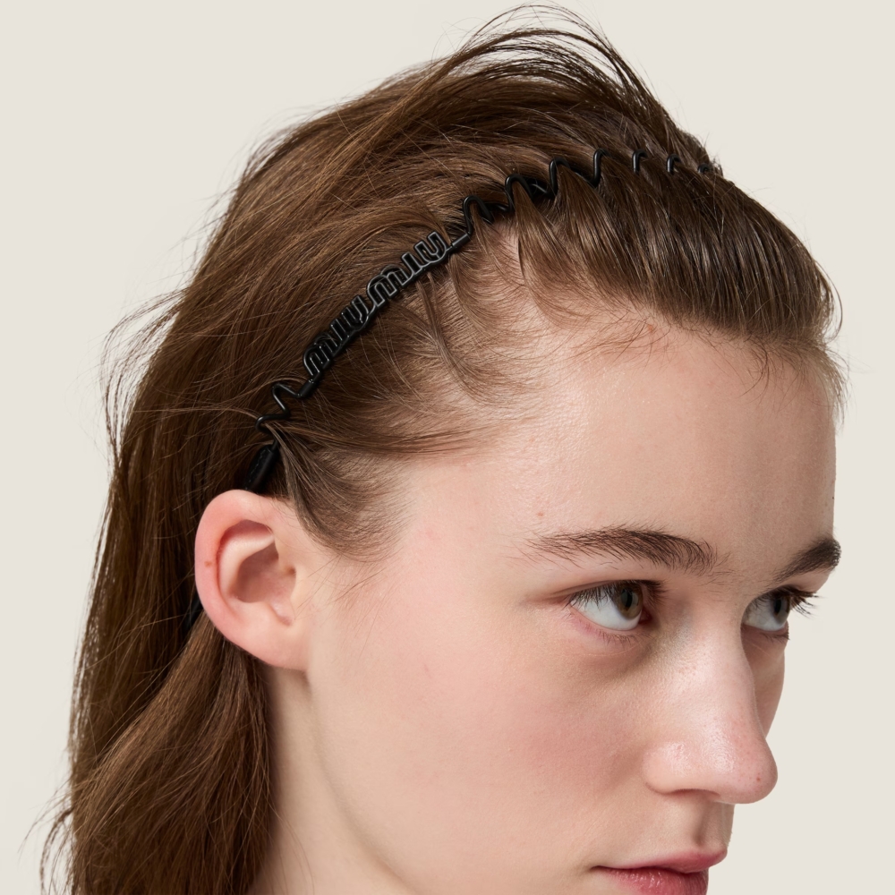 金屬及皮革頭帶Metal and leather headband，HK$3,900／NT$15,700