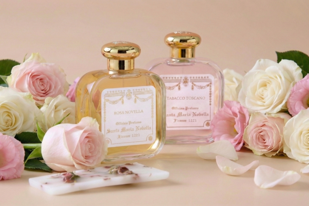 擁有超過800年歷史的Santa Maria Novella，今年特別推薦極具故事性的對香組合「Rosa Novella秘院玫瑰 × Tabacco Toscano托斯卡尼菸草」