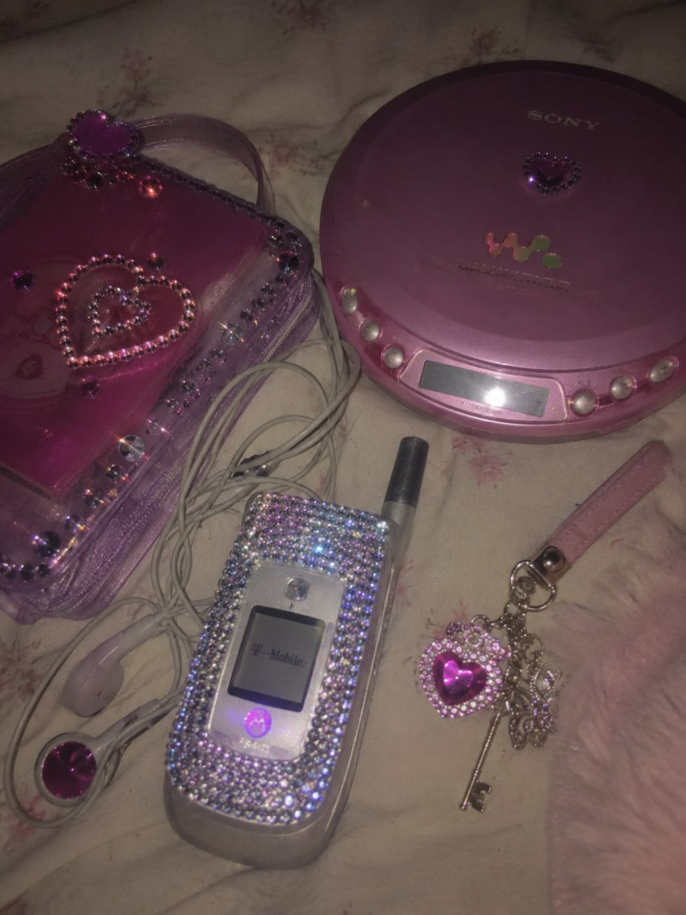 如果要追溯Bedazzling的流行背景,就不能跳過2000年代的Y2K文化