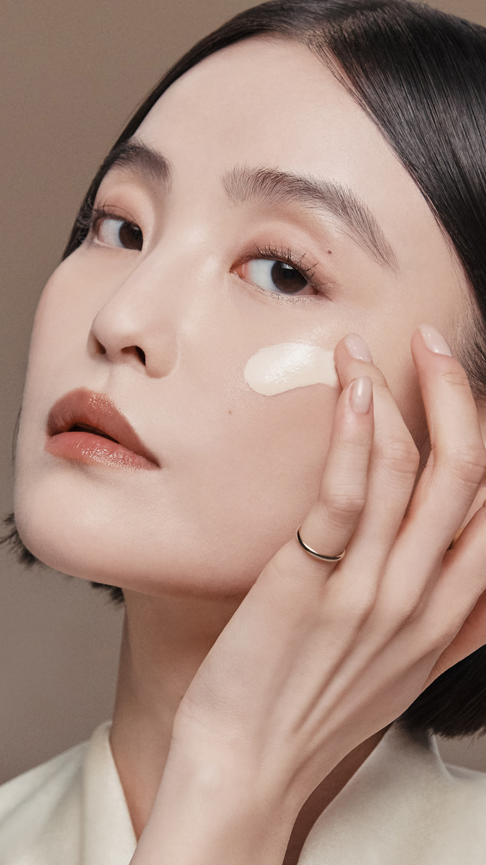 妝效偏向澎潤、服貼的緞光肌，而且遮瑕度可以一層一層疊加