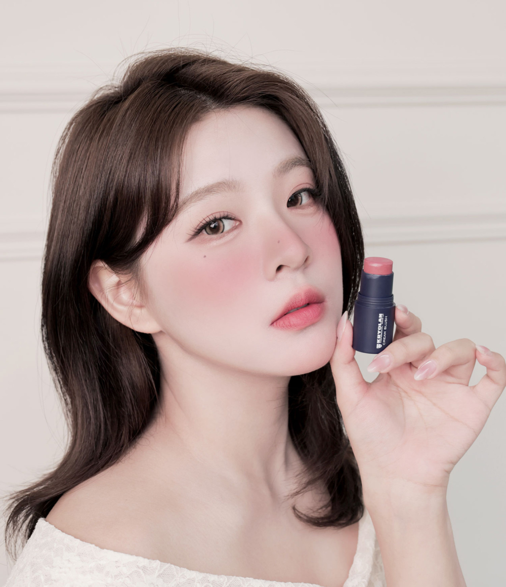 KRYOLAN的Cream Blush Stick「胭脂仙女棒」則是偏向專業彩妝感的霜狀胭脂