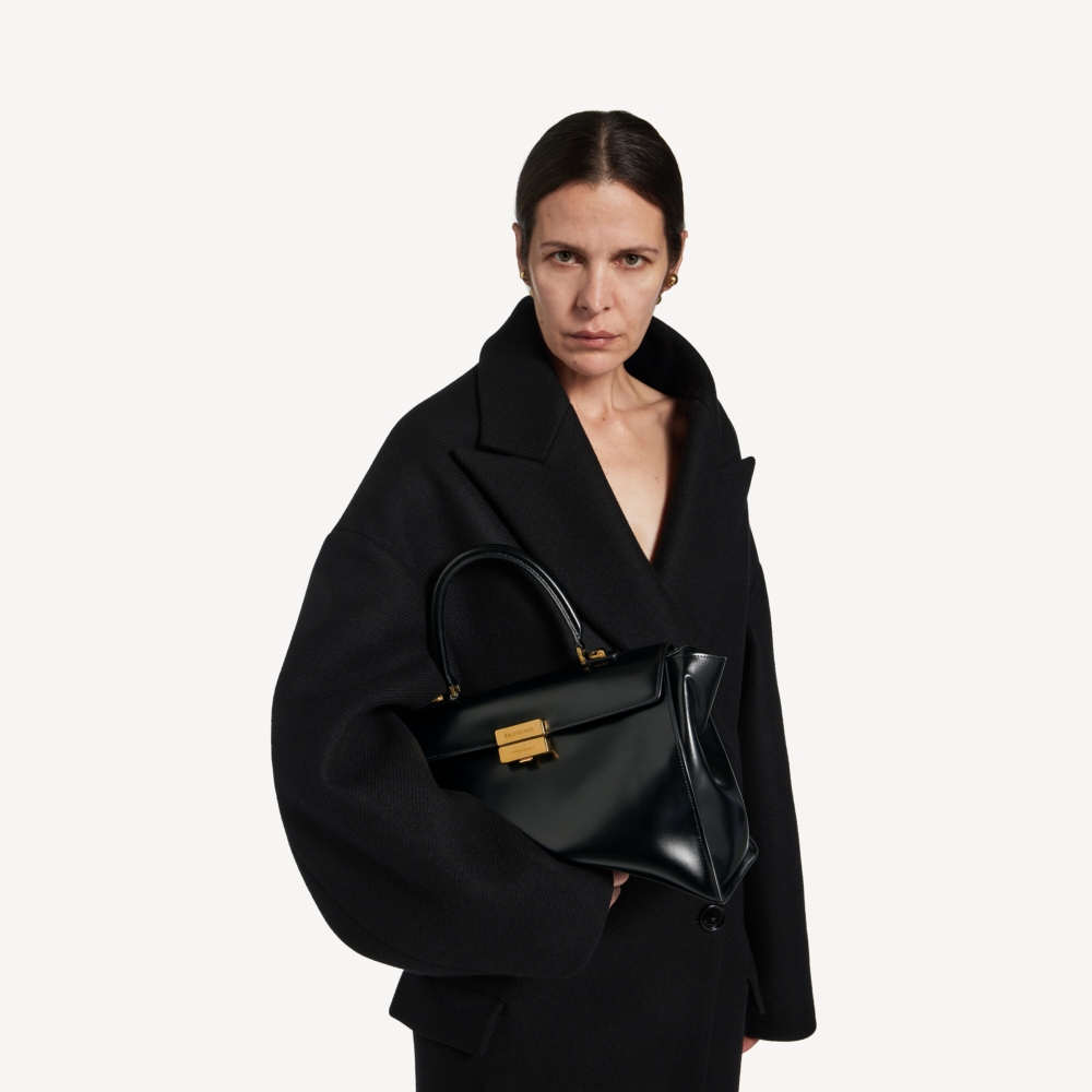 手袋蓋上的磁扣與刻有10 Avenue George V字樣的Balenciaga Logo，讓它比經典Hourglass多了一點精緻感