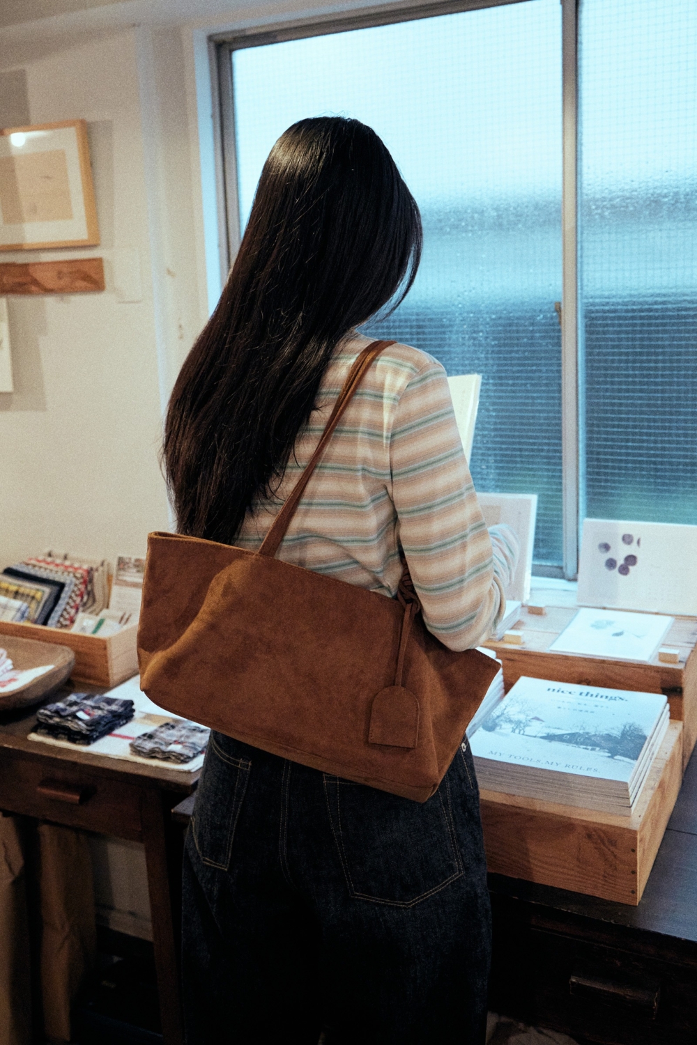 AVAM這款Suede Baguette Shopper Bag，剛好把今年很受歡迎的Baguette輪廓與柔軟麂皮結合在一起