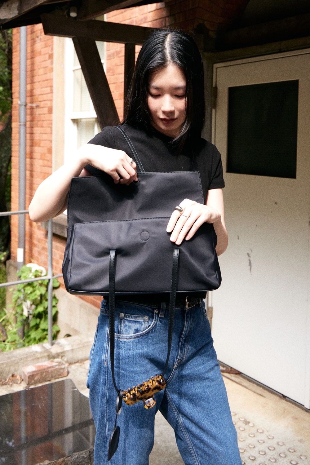 如果你覺得一般尼龍手袋太休閒，Nylon Fold Shoulder Bag則是AVAM裡比較有成熟感的一款