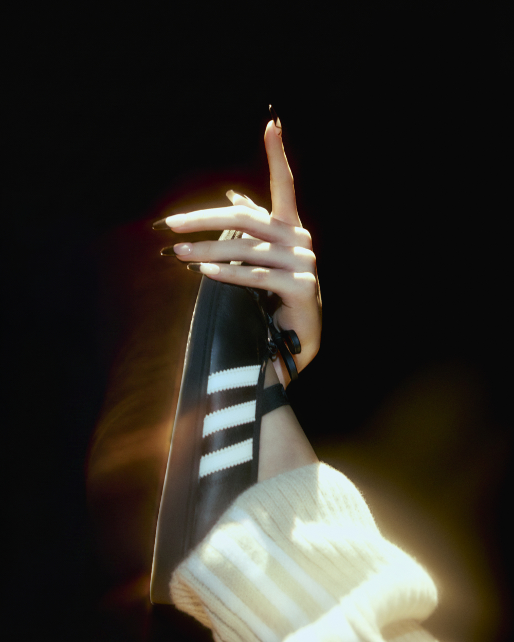 JENNIE與adidas的合作今年再把Superstar玩出新樣子，直接將經典Superstar改造成芭蕾舞鞋