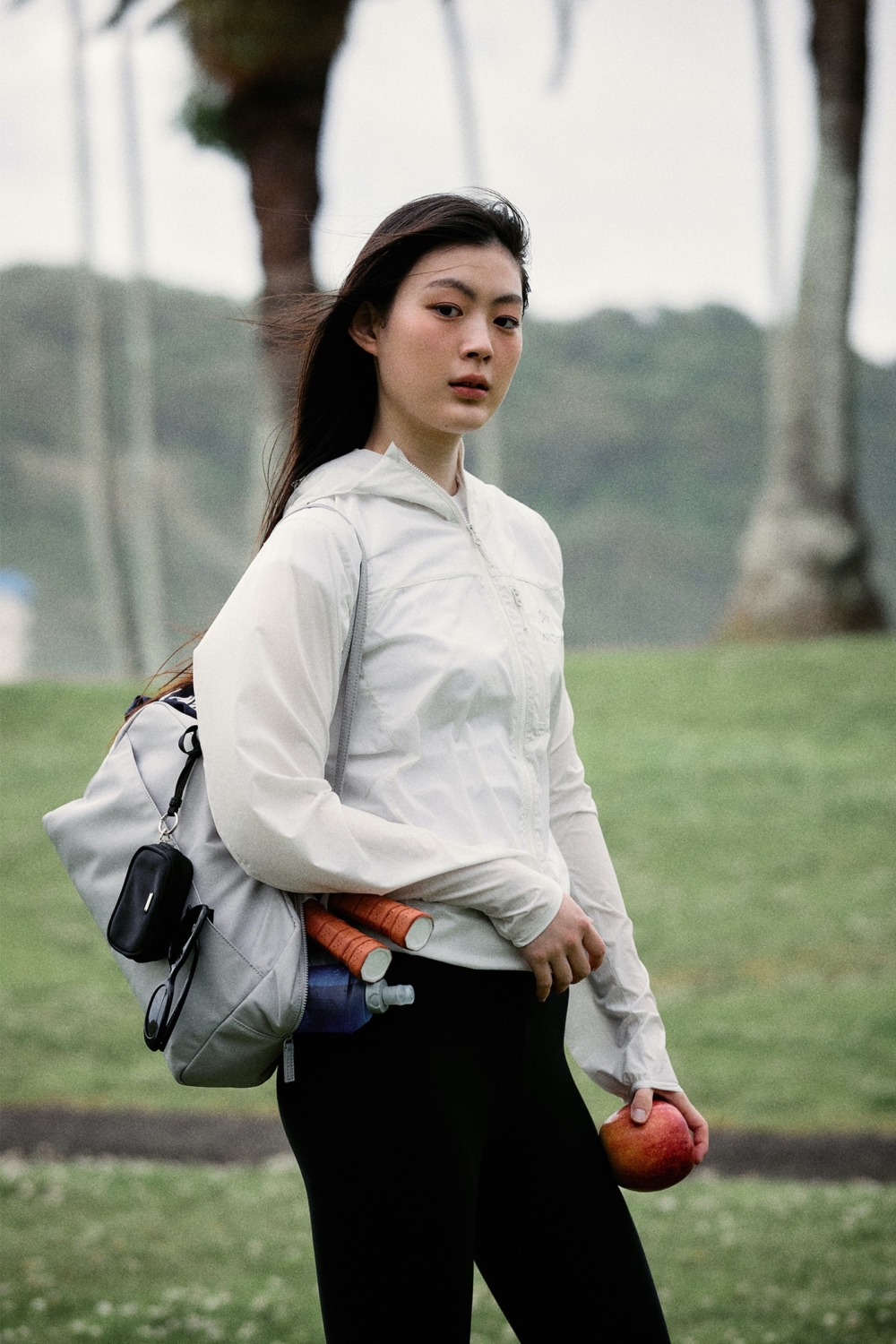 即使東西裝得比較多，也不會像硬挺皮革托特袋那樣容易顯得厚重