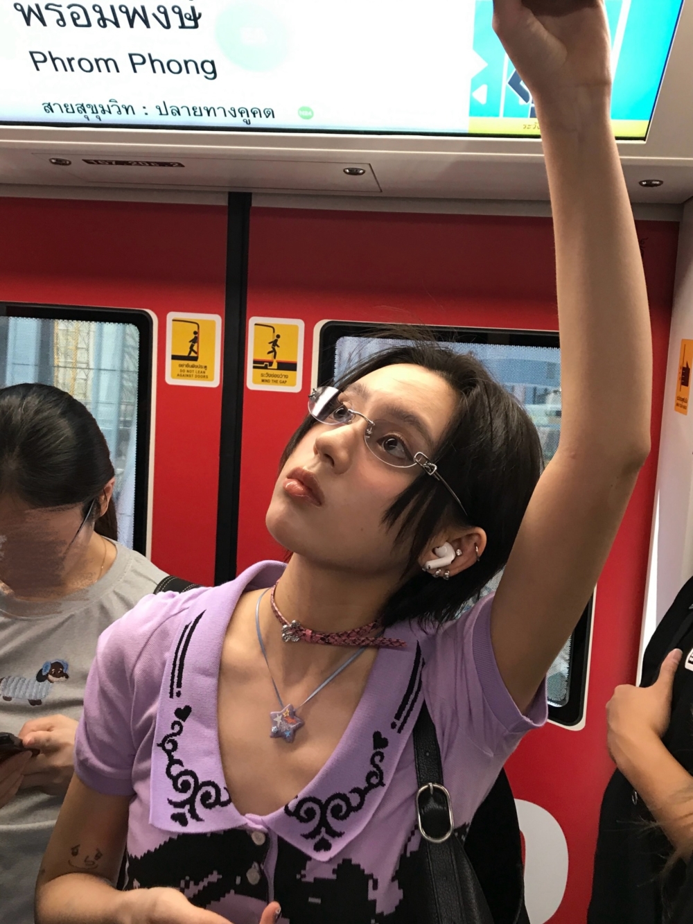 如果覺得黑框太有存在感，可以試試透明、茶色或淺灰色鏡框
