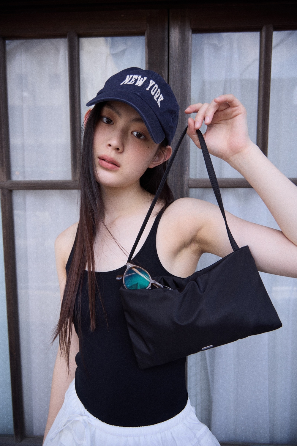 如果平常出門只需要手機、卡套、耳機、唇膏等基本物品，這種Mini Shoulder Bag其實比大手袋更方便